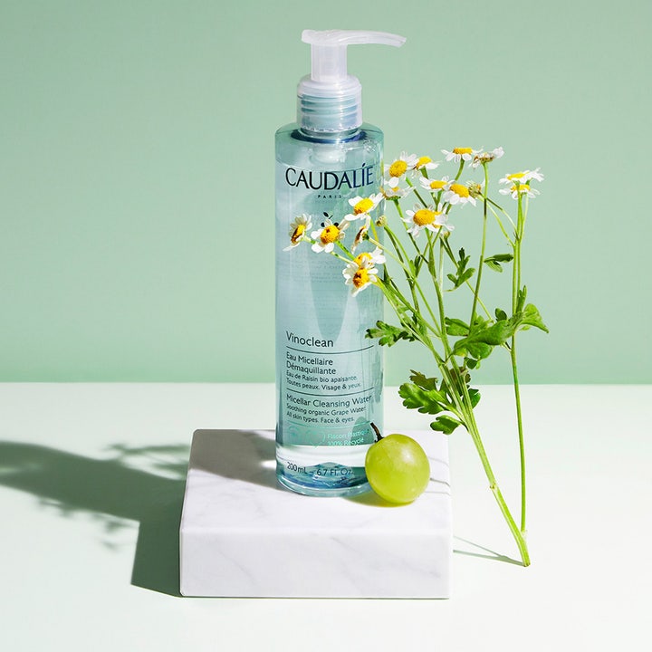 Caudalie Vinoclean Micellar Cleansing Water 200 ml i klar pumpeflaske med kamilleblomster og vindrue