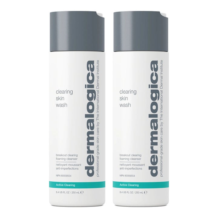 Dermalogica Clearing Skin Wash 250 ml skummende ansigtsrens mod urenheder i to hvide flasker med grå låg