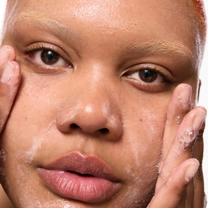 The INKEY List Salicylic Acid Cleanser 150 ml rengøringsgel mod urenheder i hvid flaske med flydende geltekstur