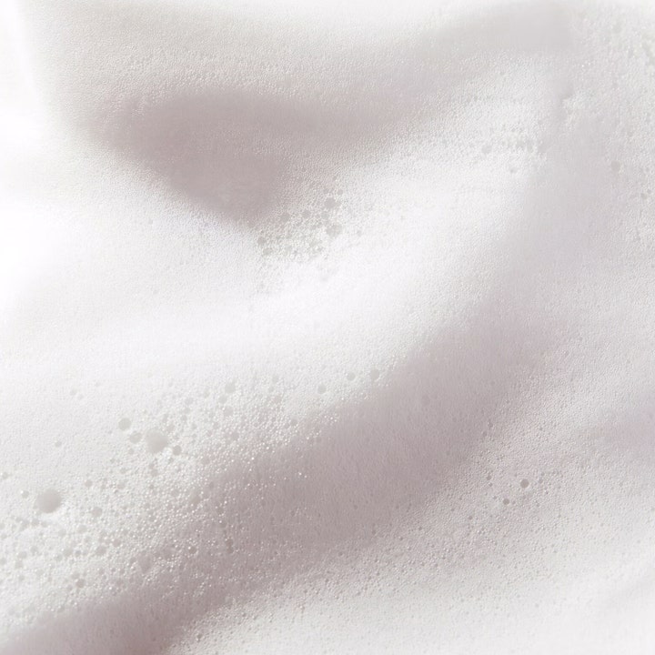 Nuxe Very Rose Cleansing Foam 150 ml rengøringsskum med en let og luftig hvid tekstur fyldt med små bobler