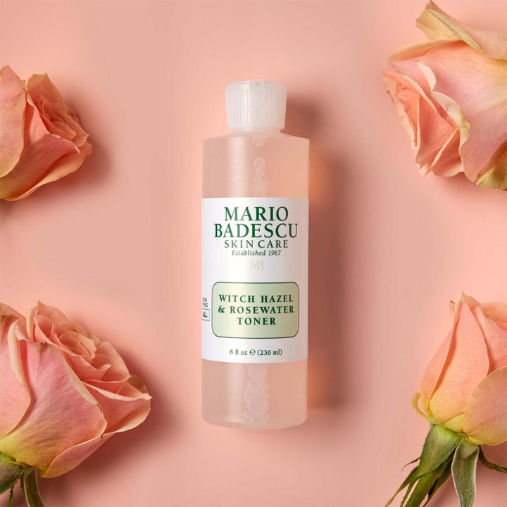 Mario Badescu Witch Hazel & Rosewater Toner 236 ml beroligende toner omgivet af smukke ferskenfarvede roser.
