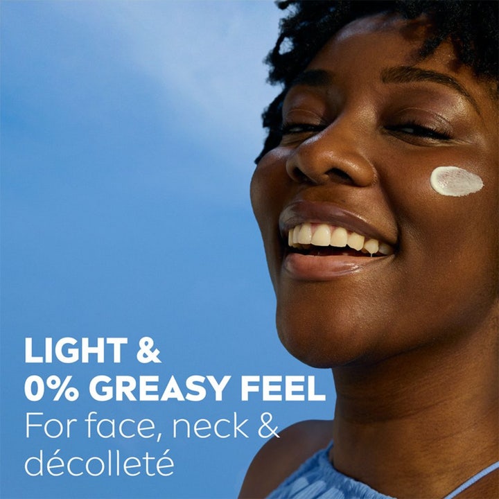 NIVEA UV Face Luminous630 40 ml solcreme til ansigtet reducerer solpletter vist med to smilende kvinder