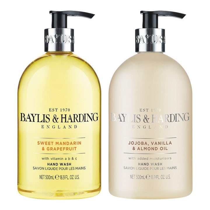 Baylis & Harding Hand Wash 500 ml plejende håndsæbe i to flasker med gul og cremehvid væske og elegante sølvpumper
