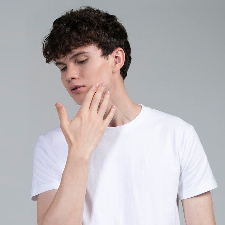 FOREO Blemish Solution 15 ml spot treatment mod urenheder på en mand der rører sin kind i en hvid t-shirt