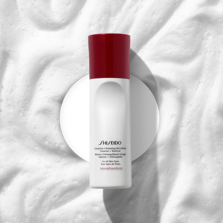 Shiseido Defend Preparation Cleansing Microfoam 180 ml rengøringsskum i hvid flaske med rødt låg på hvid skumbaggrund