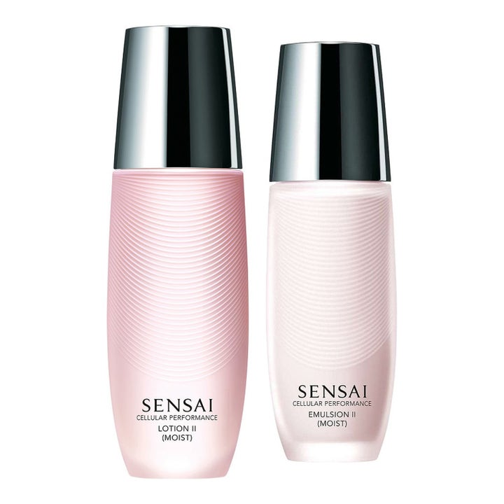 Sensai Cellular Performance Lotion II og Emulsion II Moist fugtgivende hudpleje i hvid og pink flaske med sølvlåg