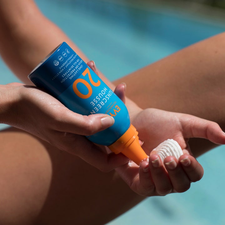 EVY Technology Sunscreen Mousse SPF20 150 ml langvarig solcreme vist med kvinde i orange bikini og 8 timers beskyttelse