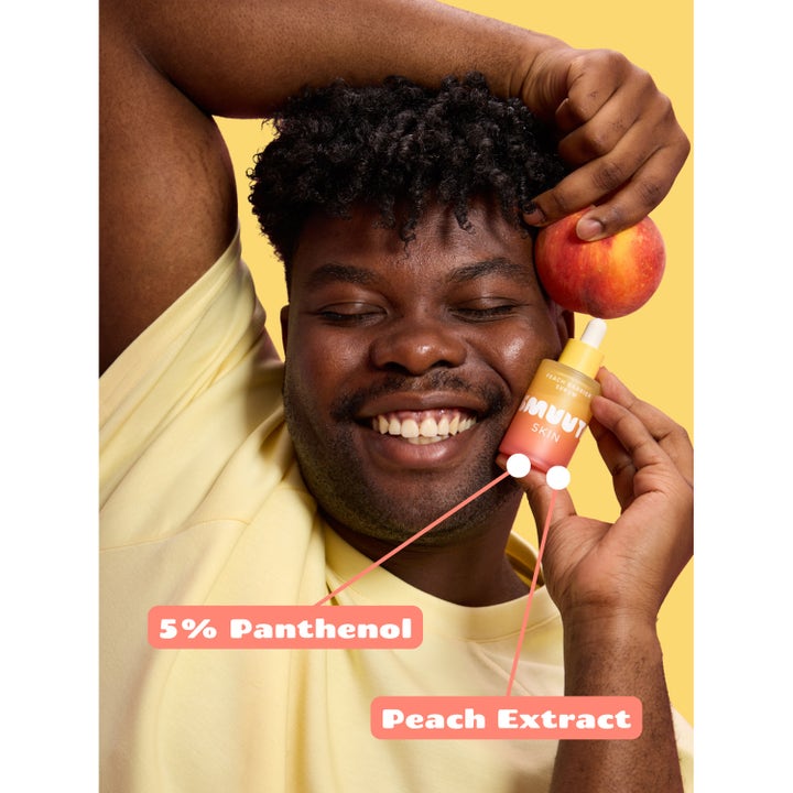 Smuuti Skin Peach Barrier Serum 30 ml ansigtsserum holdes af glad mand med fersken og 5% Panthenol