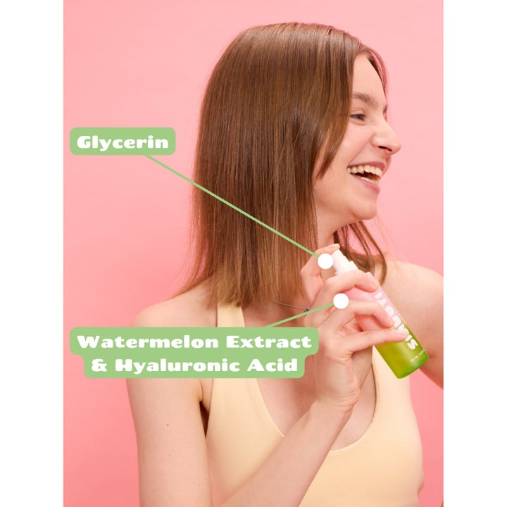 Smuuti Skin Watermelon Dew Toner Mist 100 ml fugtgivende face mist med glycerin og hyaluronsyre vist på smilende kvinde