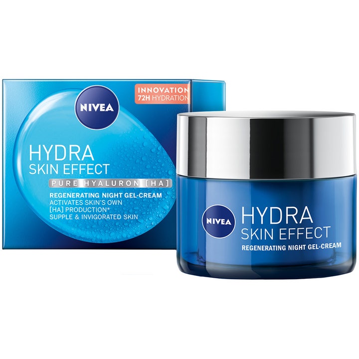 Nivea Hydra Skin Effect 50ml fugtgivende natcreme med hyaluron i blå glaskrukke med sølvlåg ved siden af æske.