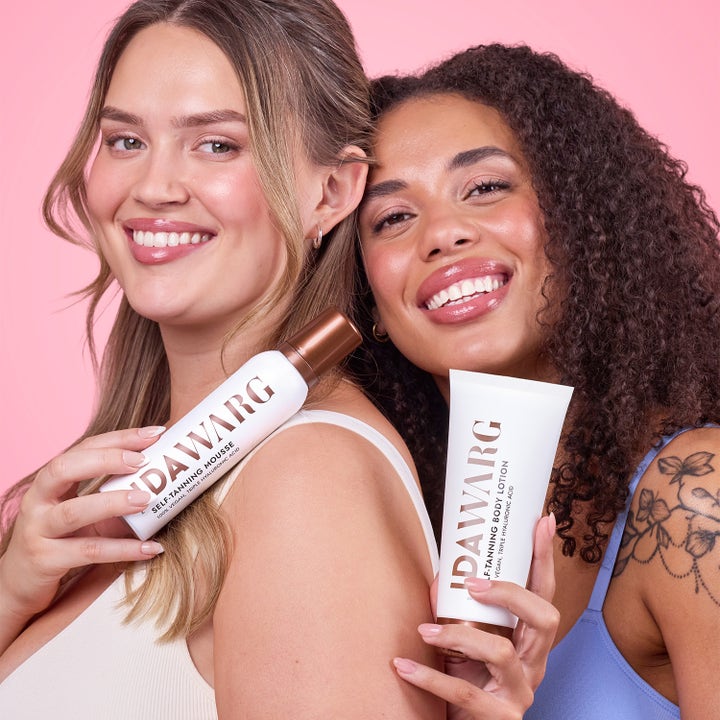 IDA WARG Beauty Self-Tanning Mousse 150 ml giver naturlig glød vist med to smilende kvinder på pink baggrund