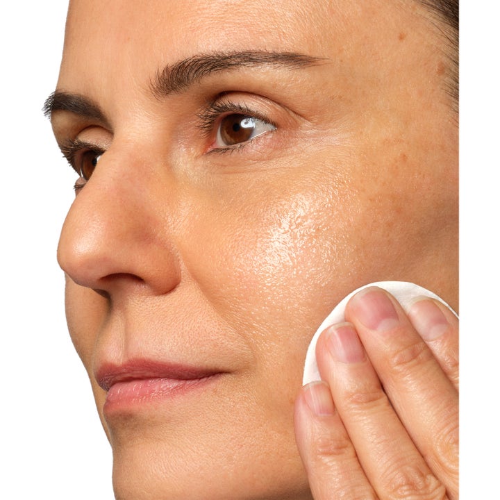 The Ordinary Multi-Active Delivery Essence 100 ml fugtgivende essence påføres huden med en vatrondel