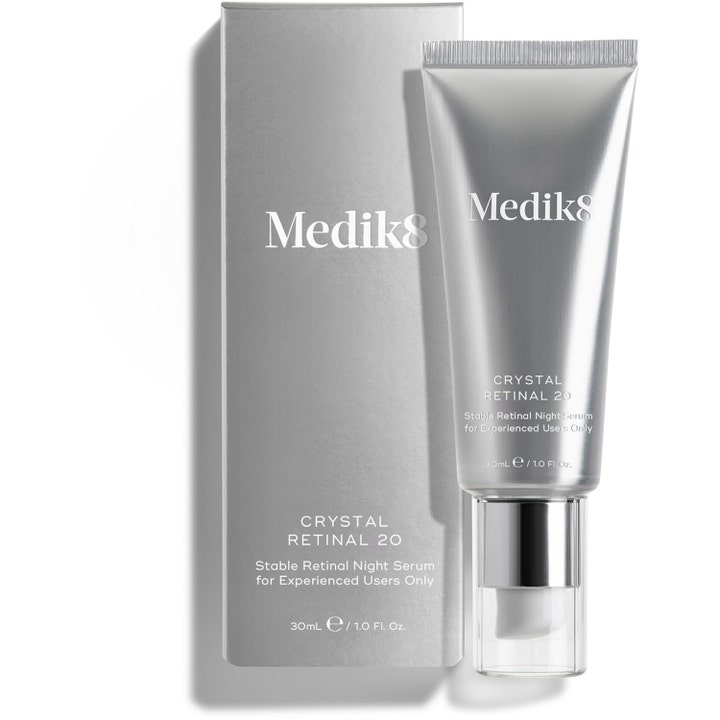 Medik8 Crystal Retinal 20 30 ml fornyende natsérum i sølvfarvet tube og æske med gennemsigtig pumpe