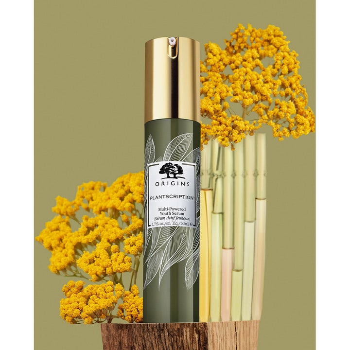 Origins Plantscription Multi-Powered Youth Serum 50 ml i grøn flaske med guldtop og gule blomster.