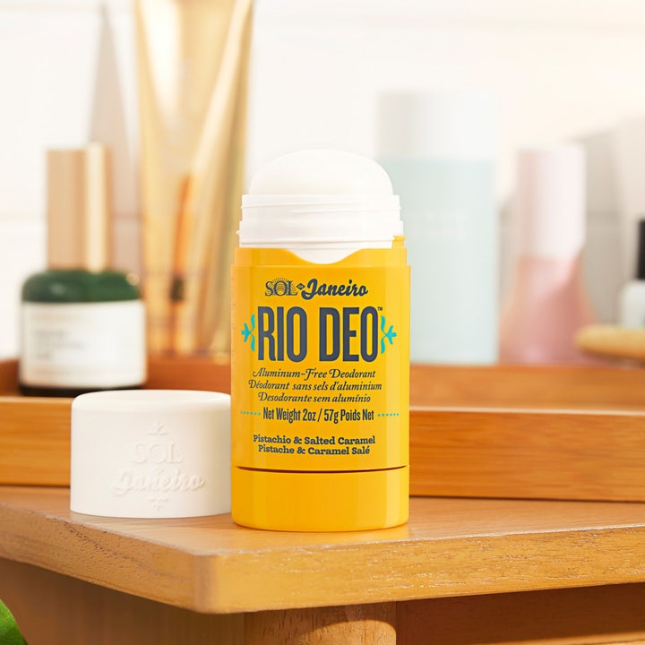 Sol de Janeiro Rio Deo 62 Refill 57 ml aluminiumsfri deodorant i gul beholder med hvid stift og aftaget låg.