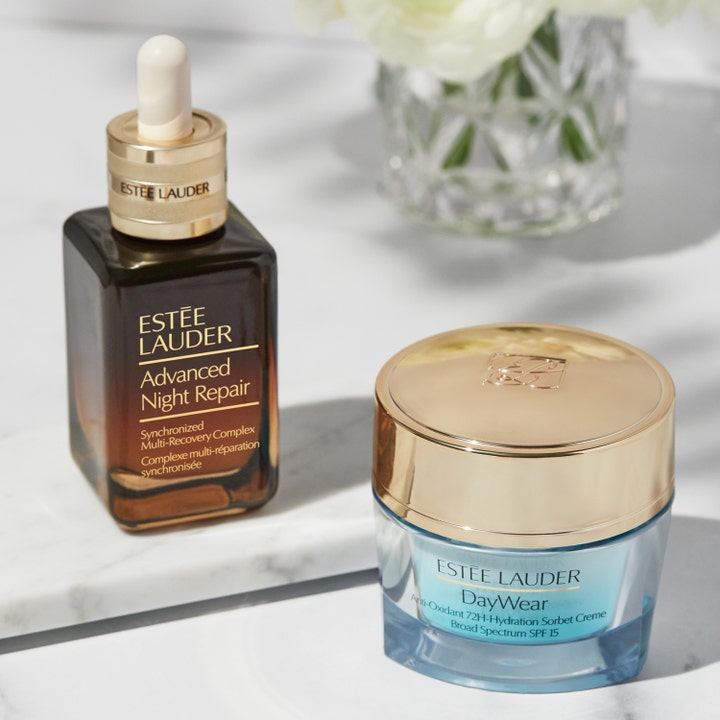 Estée Lauder DayWear 50 ml fugtgivende dagcreme i lyseblå glaskrukke med guldlåg ved siden af serumflaske