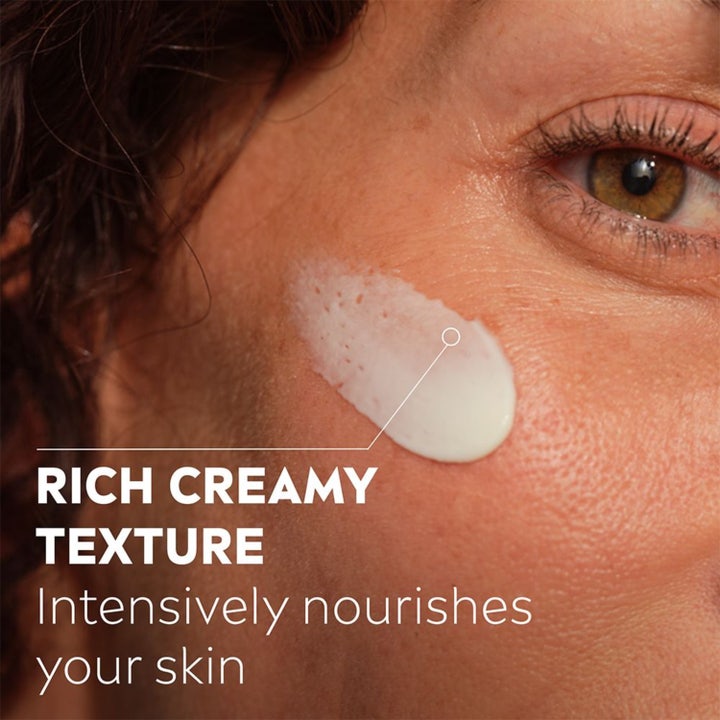 NIVEA Q10 Extra Nourish Night Cream 50 ml natcreme viser en rich creamy texture der nærer huden intensivt.