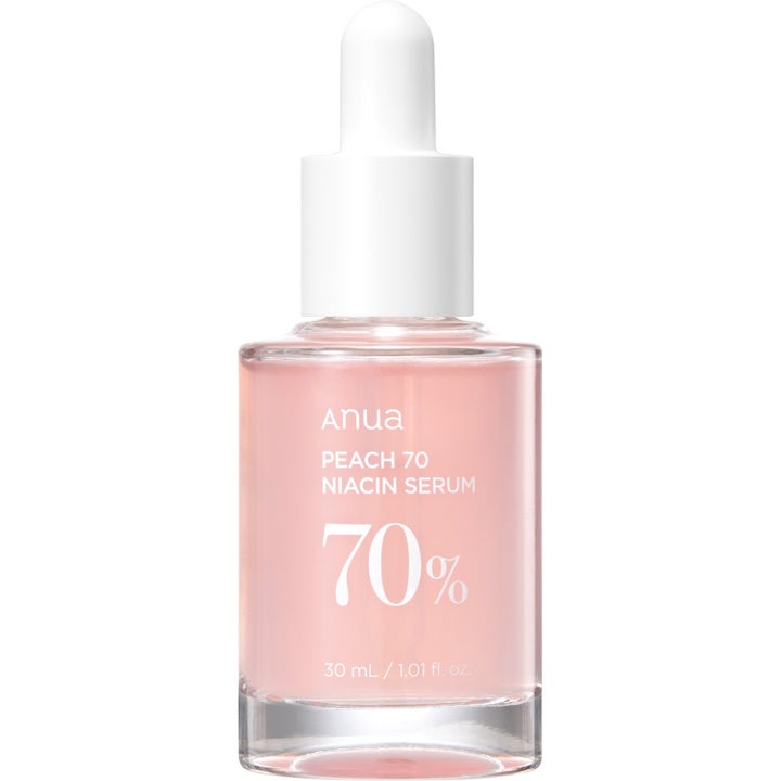 Anua Peach 70 Niacin Serum 30 ml lysnende ansigtsserum med ferskenfarvet væske i glasflaske med hvid pipette.