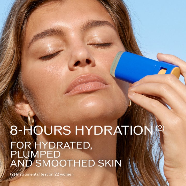 Shiseido Global Sun Care Clear Stick SPF50+ 20 g fugtgivende solstick påføres ansigtet for glattere hud