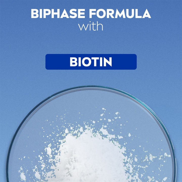 NIVEA Double Effect Eye Make-up Remover 125 ml biphase formula sminkefjerner viser hvidt biotinpulver i en petriskål