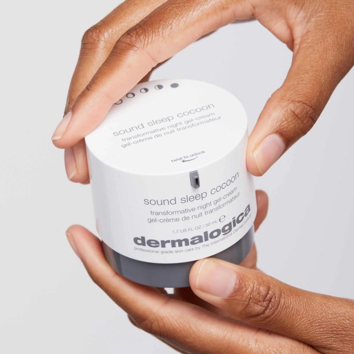 Dermalogica Sound Sleep Cocoon 50 ml transformerende natcreme i hvid krukke med twist-funktion holdt i hænder