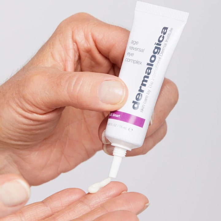 Dermalogica AGE smart Age Reversal Eye Complex 15 ml øjencreme mod rynker hvid creme trykkes ud af en tube
