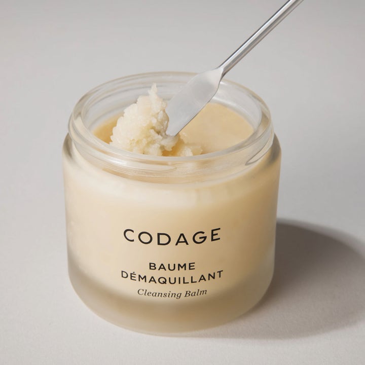 Codage Paris The Cleansing Balm 100 ml ansigtsrens i frostet glaskrukke med en rig cremet tekstur og spatel