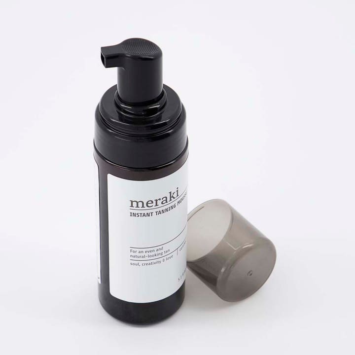 Meraki Instant Tanning Mousse 150 ml selvbruner giver naturlig glød i mørk flaske med løst gennemsigtigt låg