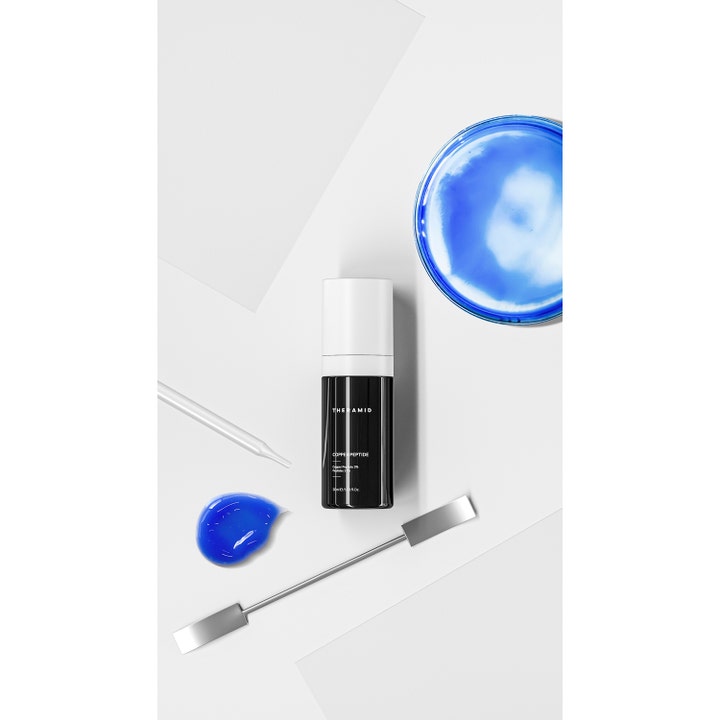 Niche Beauty Lab Theramid Copper Peptide 30 ml anti-aging serum med blå tekstur ved siden af en petriskål
