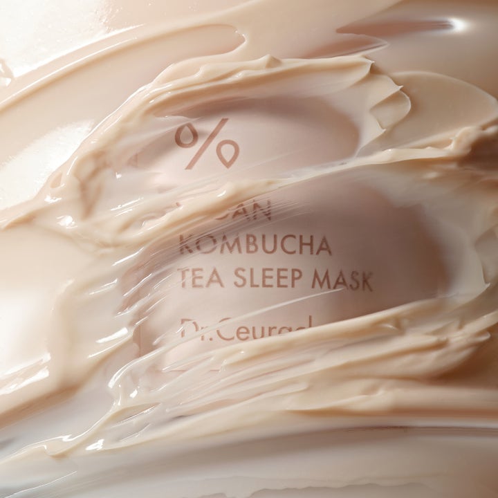 Dr. Ceuracle Vegan Kombucha Tea Sleep Mask 100 g fugtgivende nattmask i en cremet beige konsistens med bløde strøg