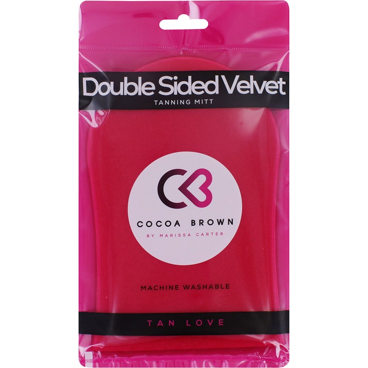 Cocoa Brown Double Sided Velvet Tanning Mitt 1 stk selvbrunerhandske i blød pink fløjl i gennemsigtig plastemballage.