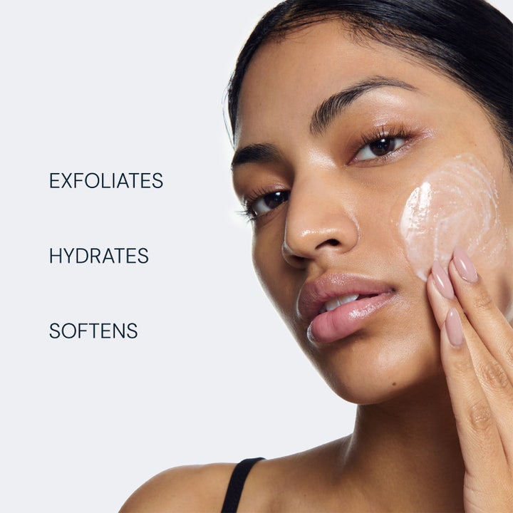 Elemis Pro-Collagen Glow Boost Exfoliator 100 ml peeling påføres kinden med tekst exfoliates hydrates softens