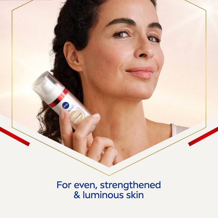 NIVEA LUMINOUS 630 Anti-Age & Dark-Spot Serum 30 ml mod pigmentpletter holdes af en kvinde mod ansigtet