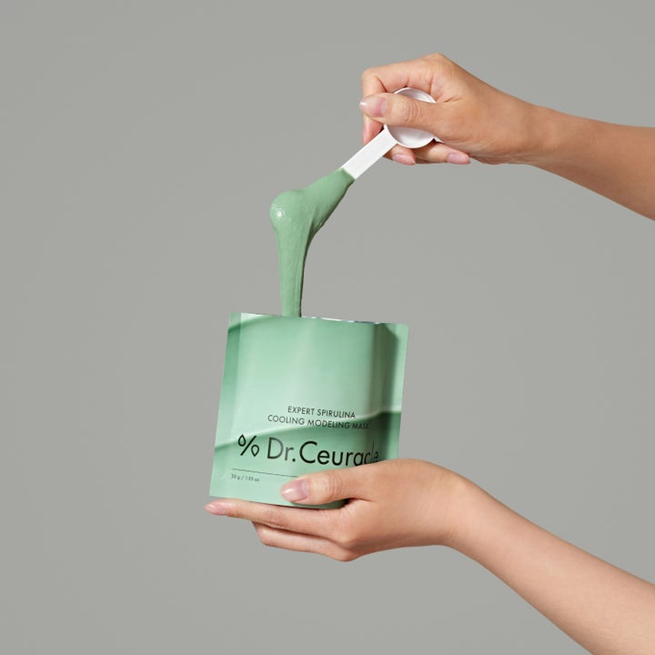 Dr. Ceuracle Expert Spirulina Cooling Modeling Mask 30 g kølende lermask med tyk grøn tekstur og hvid ske