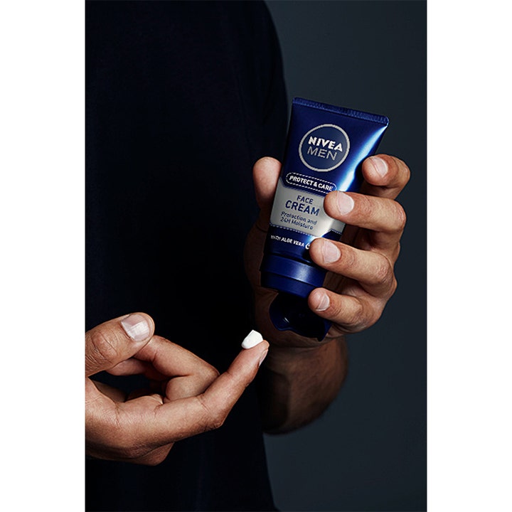 NIVEA Hydrocare Moisturiser 75 ml fugtgivende dagcreme i blå tube holdt af en hånd med en lille klat hvid creme.