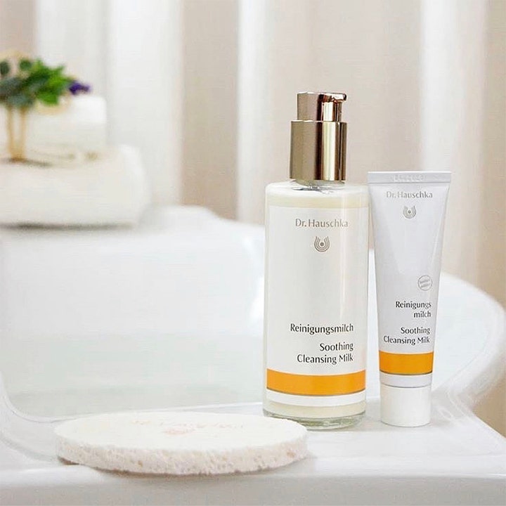 Dr. Hauschka Soothing Cleansing Milk 145 ml beroligende ansigtsrens i glasflaske med pumpe og tilhørende tube