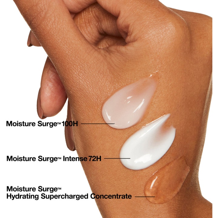 Clinique Moisture Surge 100H 75 ml fugtgivende ansigtscreme med let lyserød gel-tekstur vist på en hånd.