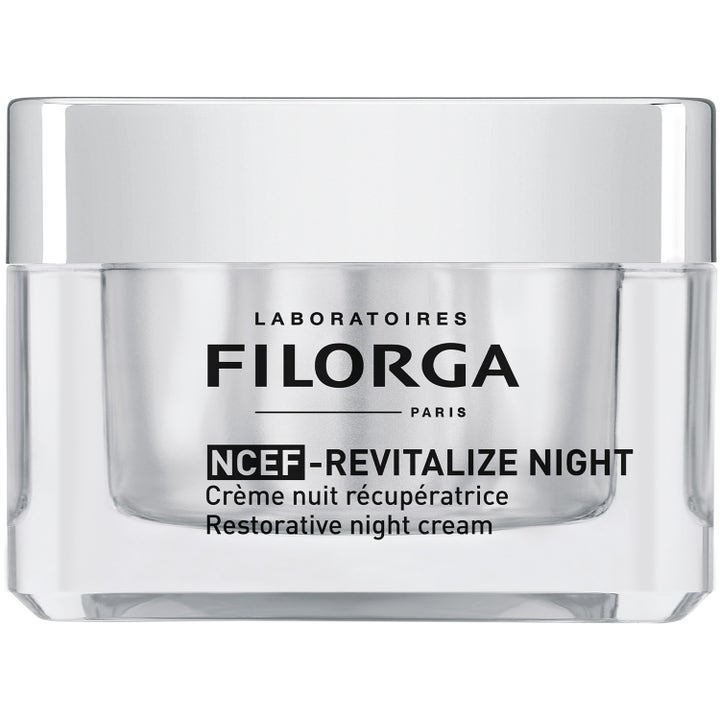 Filorga NCEF-Revitalize Night genopbyggende natcreme i en stilren gennemsigtig glaskrukke med elegant sølvfinish