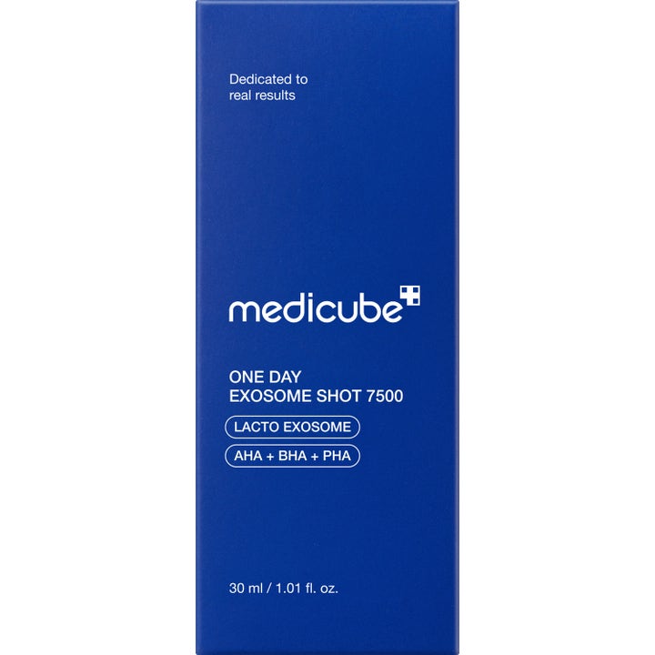 Medicube One Day Exosome Shot 7500 30 ml eksfolierende ansigtsserum i en dybblå papæske med hvid tekst