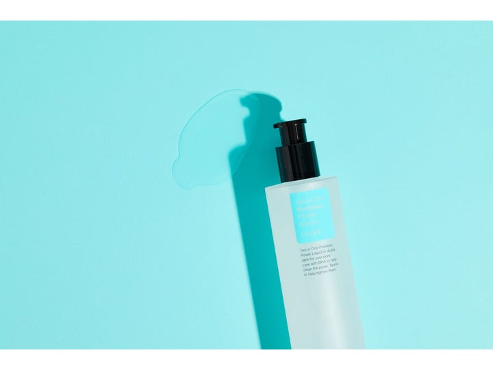 COSRX Two In One Poreless Power Liquid 100 ml toner med BHA og klar væske ved hvid flaske på turkis baggrund