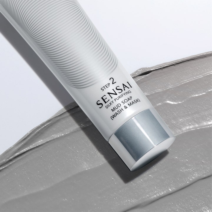 Sensai Silky Purifying Mud Soap Wash & Mask 125 ml dybderensende ansigtsrens over cremet grå lermaske-tekstur