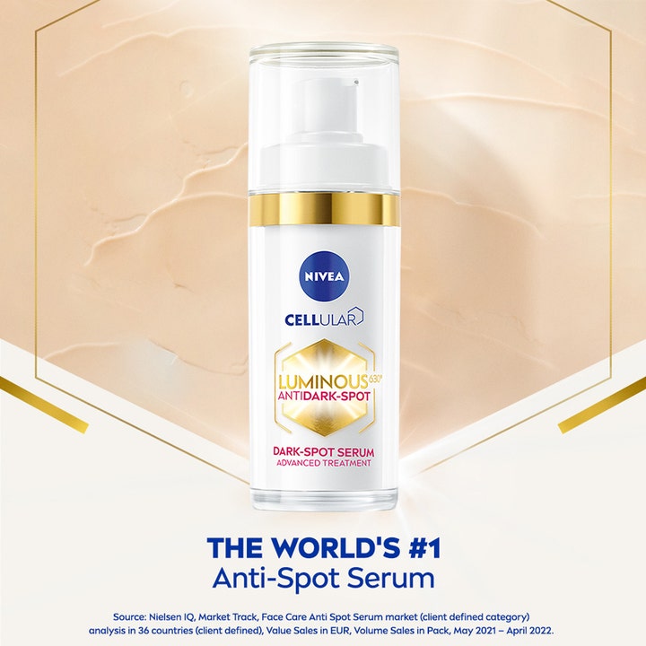 NIVEA Luminous630 Anti Dark-Spot Serum 30 ml mod pigmentpletter i hvid pumpeflaske på cremet baggrund