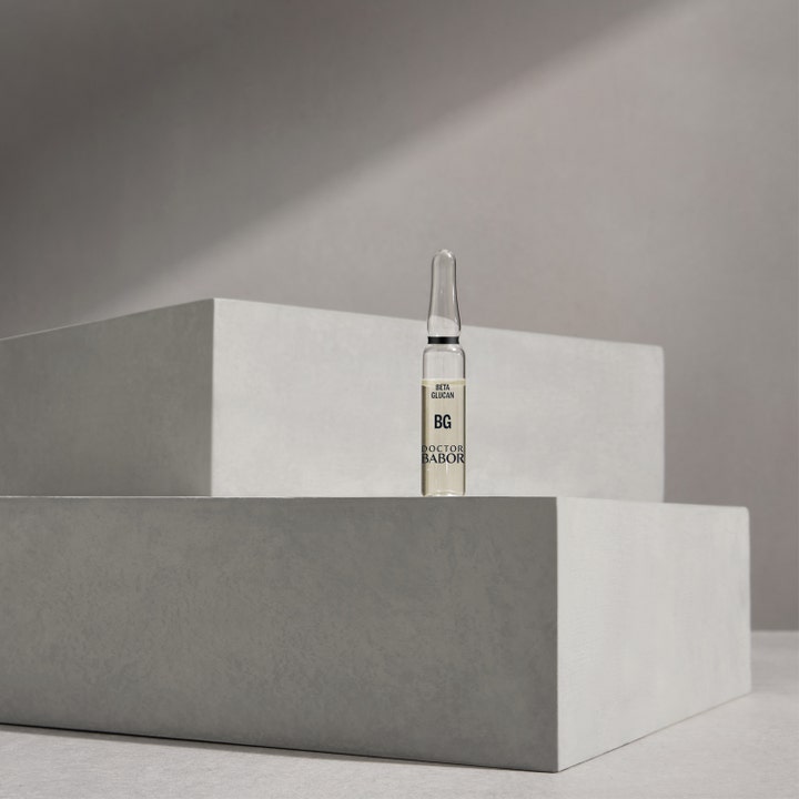 Babor DOC Instant Soothing Ampoule 14 ml beroligende serum i glasampul med Beta Glucan på gråt podie