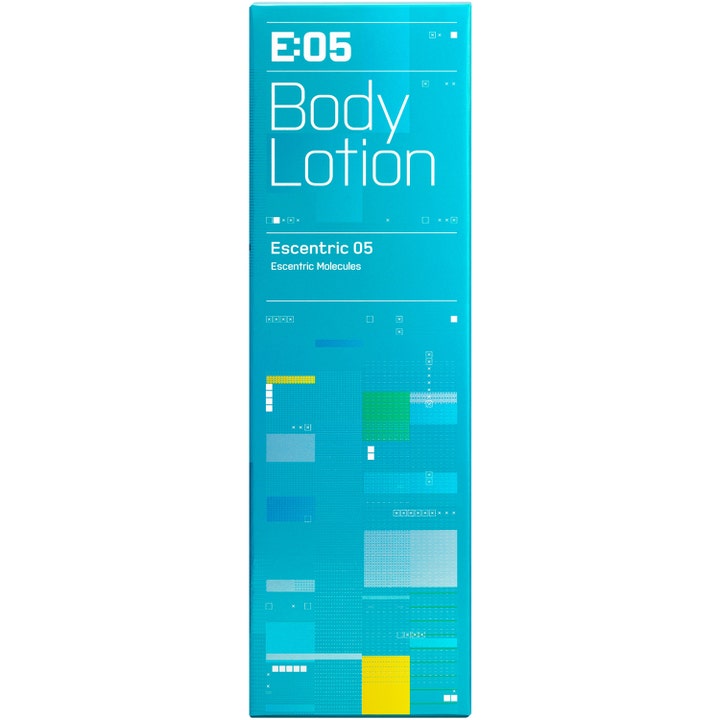 Escentric Molecules Escentric 05 Body Lotion 200 ml i en turkis æske med grafiske mønstre og tekst.