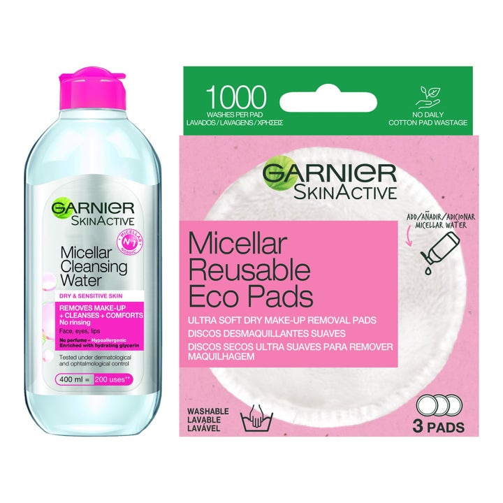 Garnier Micellar Cleansing Water 400ml og Eco Pads rensende ansigtspleje i klar flaske med tre bløde lyserøde rondeller