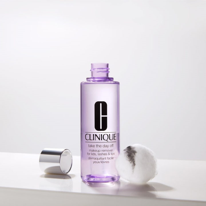 Clinique Take the Day Off 125 ml makeupfjerner i lilla gennemsigtig flaske med en vatrondel med makeuprester.