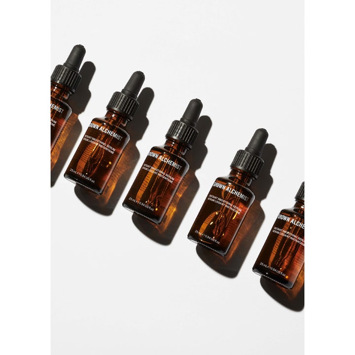 Grown Alchemist Instant Smoothing Serum 25 ml udglattende ansigtsserum i brune glasflasker med pipetter