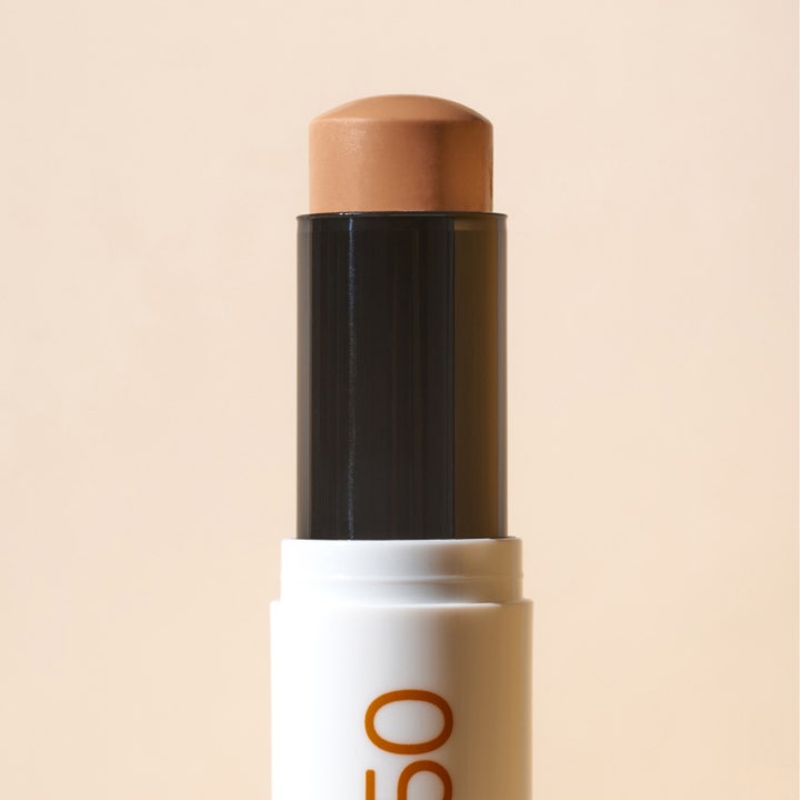 MÁDARA Mineral SPF50 Sunscreen Stick 12 g solcreme til ansigtet med beige stift i hvidt hylster og sort detalje
