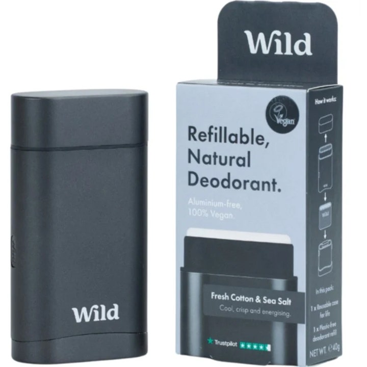 Wild Fresh Cotton & Sea Salt 40g aluminiumfri deodorant i mat sort metaletui ved siden af lyseblå emballage