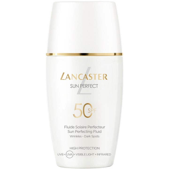 Lancaster Sun Perfect Sun Perfecting Fluid SPF 50 beskyttende solcreme i hvid flakon med luksuriøse gulddetaljer.